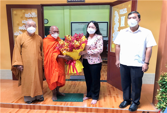 Hòa thượng Thạch Sok Sane tặng hoa chúc mừng Phó Chủ tịch nước đến thăm.