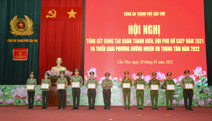Thiếu tướng Nguyễn Văn Thuận, Ủy viên Ban Thường vụ Thành ủy, Bí thư Đảng ủy, Giám đốc Công an thành phố Cần Thơ khen thưởng các tập thể, cá nhân có thành tích xuất sắc công tác Đoàn, Hội năm 2021.