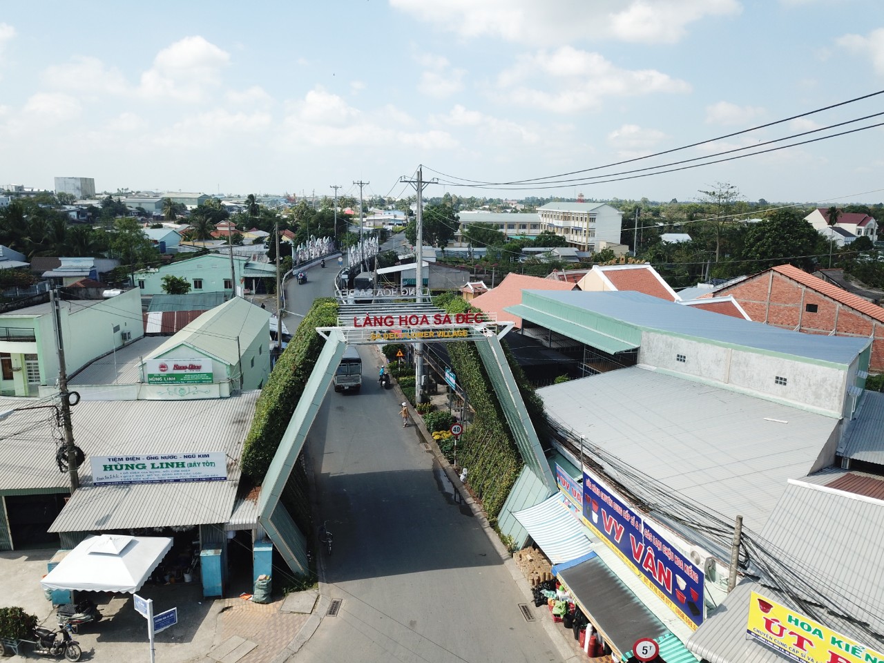 Dịp tết cũng là lúc nhiều người vui chơi giả trí, tham quan, mua sắm,… làm tăng nguy cơ lây nhiễm nên phải thực hiện tốt 5k trong đó quan trọng là phải hạn chế tụ tập đông người.