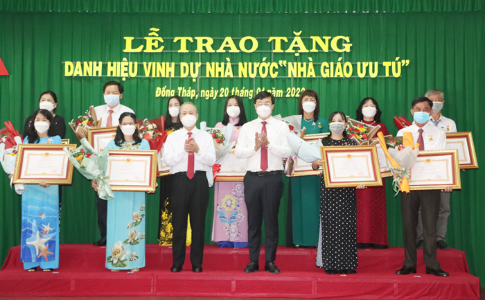 Bí thư Tỉnh ủy Lê Quốc Phong trao danh hiệu “Nhà giáo ưu tú” và chúc mừng các thầy, cô giáo. Ảnh: dongthapgov.