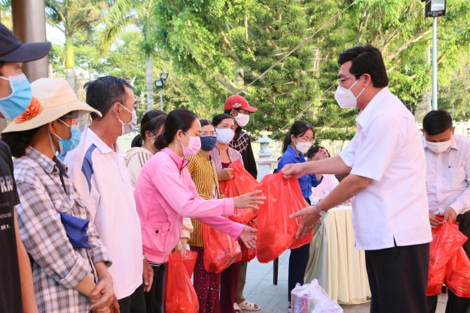 Ông Trần Thanh Bình – Phó Bí thư Quận ủy, Chủ tịch UBND quận Bình Thủy trao tặng quà tết cho người dân.