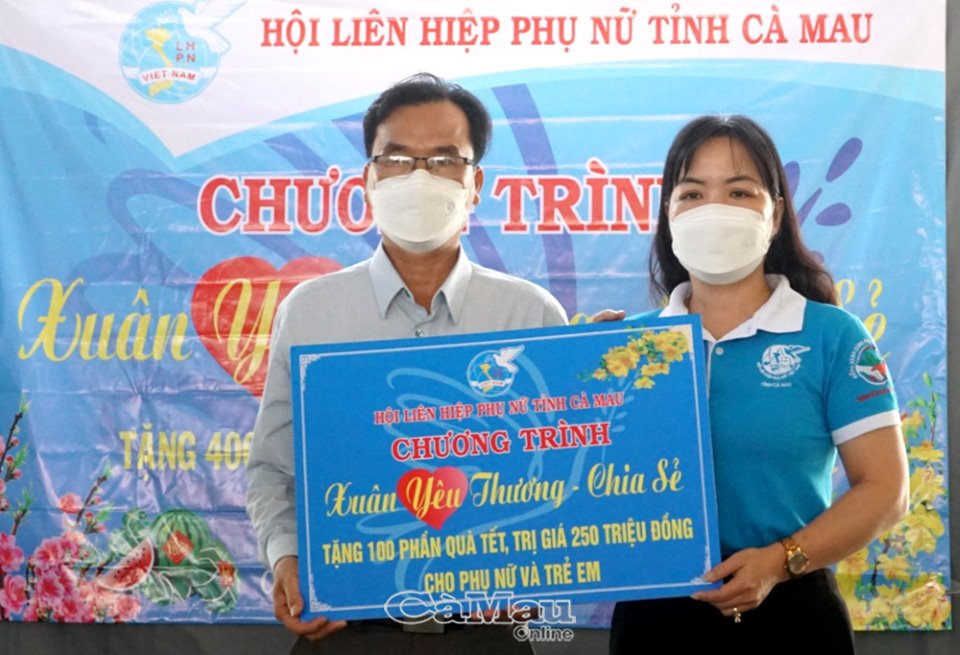 Bà Trần Thị Kiều Yến, Chủ tịch Hội LHPN Việt Nam tỉnh, trao bảng tượng trưng 100 phần quà Tết tặng người dân xã Khánh Hải.