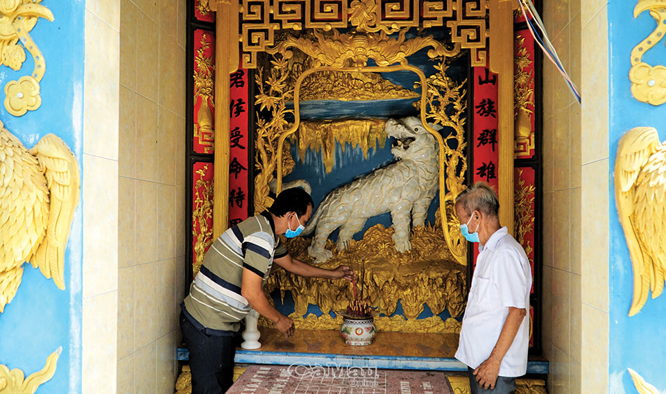 Trong khuôn viên Ðình Tân Lộc, phía hữu có miếu thờ thần Bạch Hổ, gắn với kiến trúc “tả Thanh Long, hữu Bạch Hổ” của đình thần truyền thống.