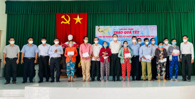 Các vị lãnh đạo trao quà tết đến người dân tại phường Phú Thứ, quận Cái Răng