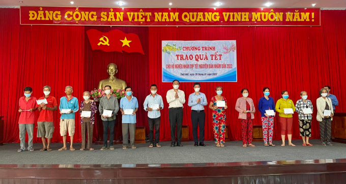 Ông Nguyễn Mạnh Hùng - UV TT Ủy ban Kinh tế của Quốc hội khóa XV và Ông Nguyễn Duy Lăng – Phó Tổng giám đốc EVNGENCO2 trao quà tết đến người dân tại quận Thốt Nốt