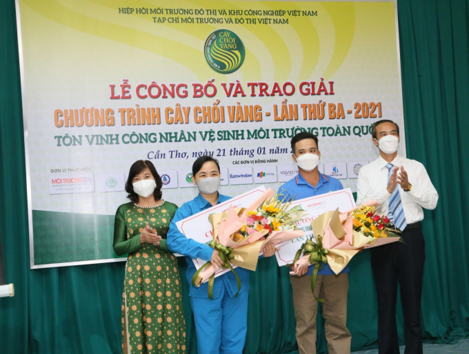 Bà Cao Thị Minh Thảo – Phó Giám đốc Sở Tài nguyên và Môi trường TP. Cần Thơ; ông Lưu Việt Chiến - Chủ tịch HĐQT Công ty CP đô thị Cần Thơ trao giải vàng tại điểm Cần Thơ.