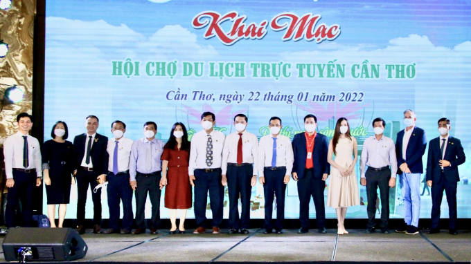 Các đại biểu chụp hình lưu niệm tại lễ khai mạc.