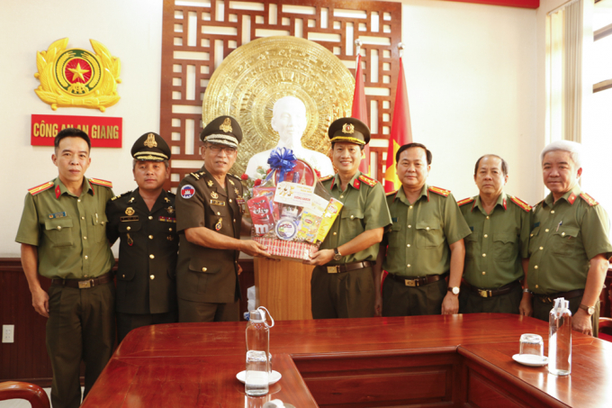 Ngài Thiếu tướng Kim Heng, Phó Tham mưu trưởng Bộ Tư lệnh Cảnh vệ Quân đội Hoàng gia Campuchia chúc Tết Công an tỉnh An Giang.