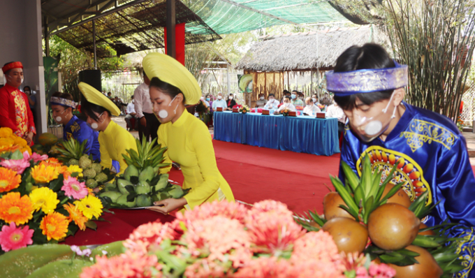 Nghi thức dâng hoa quả. Ảnh dongthapgov.