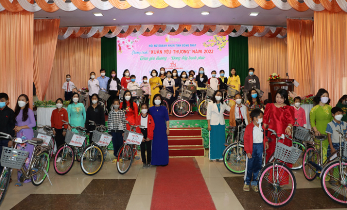 Hội Nữ Doanh nhân tỉnh Đồng Tháp, lãnh đạo Ủy ban Mặt trận Tổ quốc Việt Nam tỉnh, Sở Lao động, Thương binh và Xã hội, Hội Liên hiệp Phụ nữ tỉnh trao xe đạp cho các em. Ảnh dongthapgov.