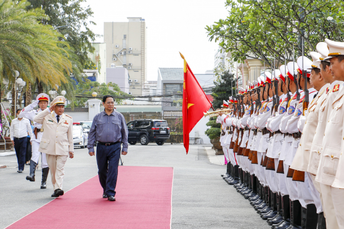 Thủ tướng Chính phủ Phạm Minh Chính duyệt đội danh dự Công an thành phố Cần Thơ.