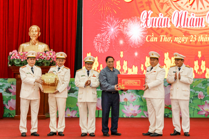 Thủ tướng Chính phủ Phạm Minh Chính tặng quà và chụp ảnh lưu niệm cùng Ban Lãnh đạo Công an thành phố Cần Thơ.