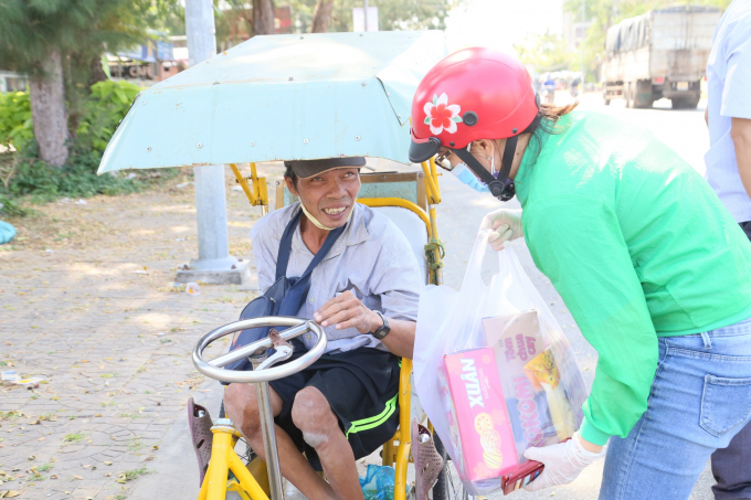 Tặng quà Tết cho người tàn tật bán vé số.