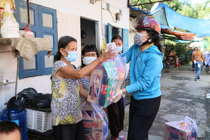 Tặng quà Tết cho người lao động trong xóm trọ.