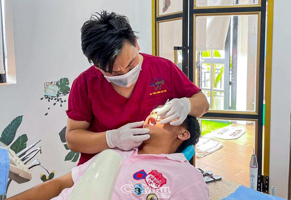Bác sĩ Duy Linh luôn tận tâm với công việc chăm sóc sức khoẻ răng miệng cho người dân.