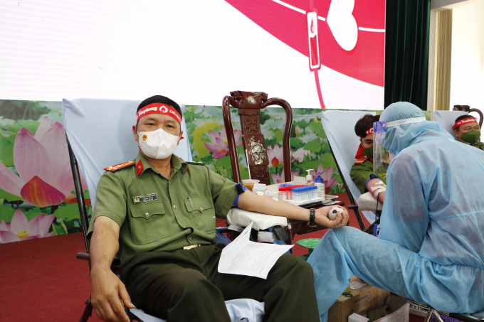 Thượng Tá Nguyễn Hoàng Phúc - Trưởng phòng An ninh chính trị nội bộ, Công an TP Cần Thơ tham gia hiến máu.