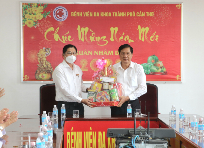 Ông Phạm Văn Hiểu – Phó Bí thư Thường trực Thành ủy, Chủ tịch HĐND TP. Cần Thơ trao tặng quà cho lãnh đạo Bệnh viện.
