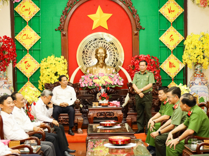 Thiếu tướng Nguyễn Văn Thuận, Ủy viên Ban Thường vụ Thành ủy, Bí thư Đảng ủy, Giám đốc Công an thành phố Cần Thơ báo cáo những kết quả đạt được của Công an thành phố với đoàn.