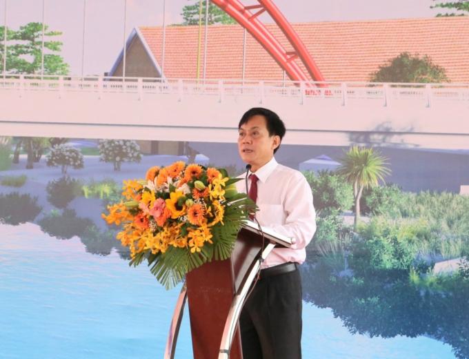 Ông Nguyễn Ngọc Hè - Phó Chủ tịch UBND TP. Cần Thơ phát biểu chỉ đạo và phát lệnh khởi công xây dựng cầu Tây Đô - huyện Phong Điền.