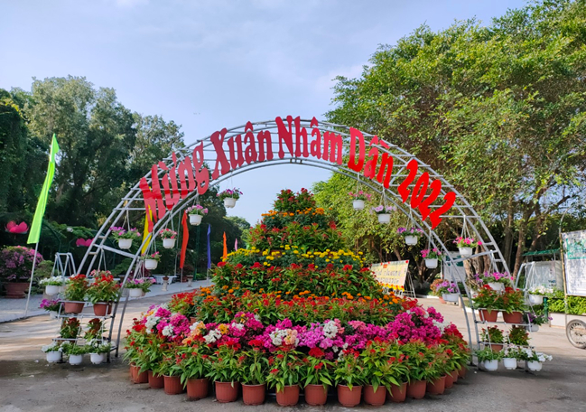 Mô hình tháp hoa mừng Xuân Nhâm Dần 2022 ở cổng chính Khu Tưởng niệm Bác Hồ. Ảnh: sovhttdl.camau.
