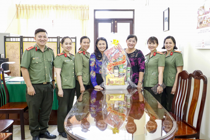 Đoàn công tác đến thăm và chúc Tết Ban Thi đua khen thưởng thành phố - Bà Hồ Lâm Bạch Vân, Trưởng ban đại diện lãnh đạo đơn vị tiếp đón đoàn.