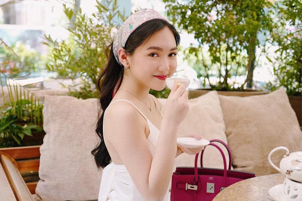 Hiện tại, Chloe Nguyễn là gương mặt đại diện cho nhiều nhãn hàng. Cô thường xuyên có mặt ở những buổi chia sẻ, workshop, talk show chuyên về chăm sóc da. Ảnh: YAN.