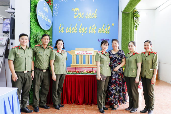 Bà Phan Thị Thùy Giang - Giám đốc Thư viện thành phố Cần Thơ đại diện lãnh đạo đơn vị gặp gỡ và tiếp đón đoàn công tác của Phòng Công tác đảng và công tác chính trị, Công an thành phố Cần Thơ.