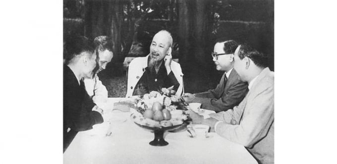 Chủ tịch Hồ Chí Minh tiếp Đoàn đại biểu Mặt trận Dân tộc giải phóng miền Nam Việt Nam lần đầu ra thăm miền Bắc, ngày 20/10/1962. (baotanghochiminh.vn)