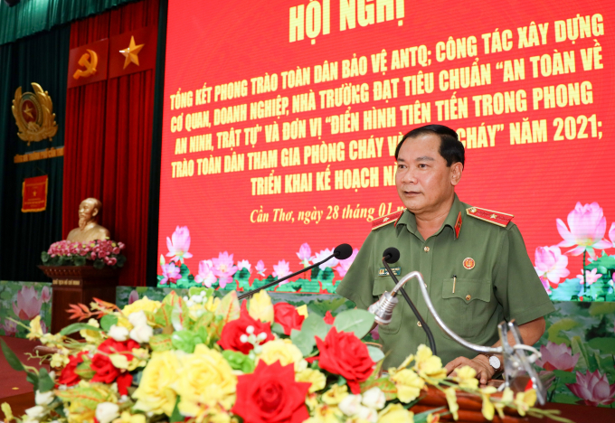 Thiếu tướng Nguyễn Văn Thuận, Ủy viên Ban Thường vụ Thành ủy, Bí thư Đảng ủy, Giám đốc Công an thành phố - Phó trưởng Ban thường trực Ban Chỉ đạo 138 TP Cần Thơ phát biểu tại hội nghị.