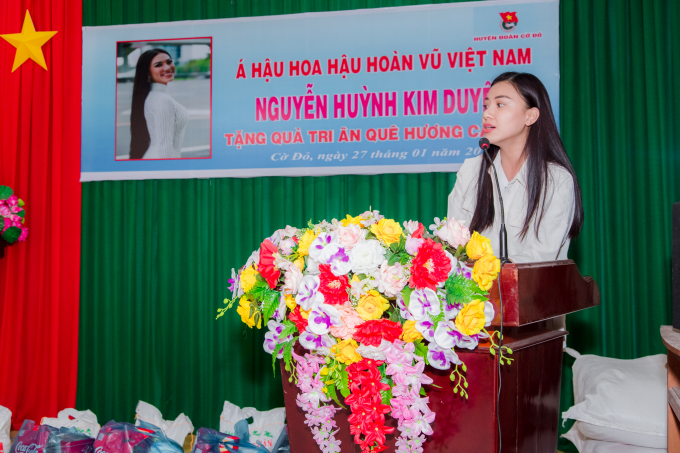 Á hậu Kim Duyên phát biểu tại buổi lễ trao quà.