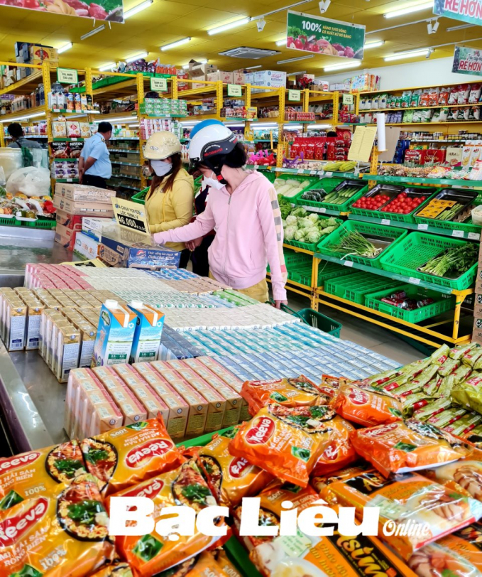 Người tiêu dùng mua sắm hàng hóa tại Cửa hàng Bách hóa xanh huyện Hồng Dân. Ảnh: T.Q