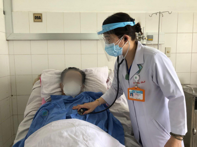 Sau 2 tháng chiến đấu với tử thần, các bác sĩ của Bệnh viện Đa khoa Trung ương Cần Thơ đã cứu sống nam bệnh nhân mắc COVID - 19. Ảnh: BVCC