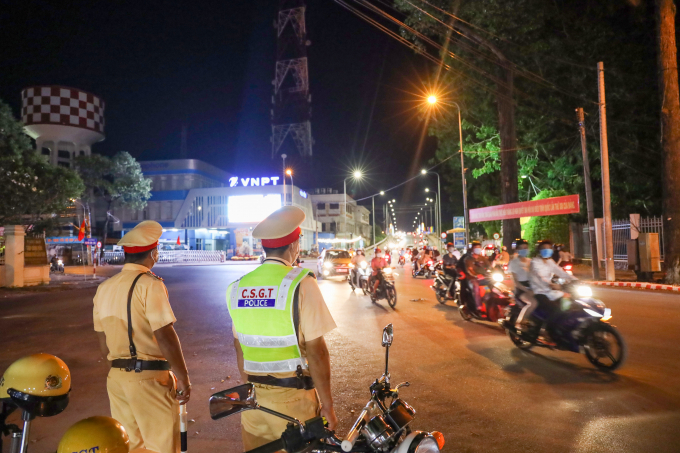 Cán bộ chiến sĩ Phòng Cảnh sát giao thông Công an thành phố tham gia điều tiết giao thông tại khu vực công viên Đồ Chiểu.