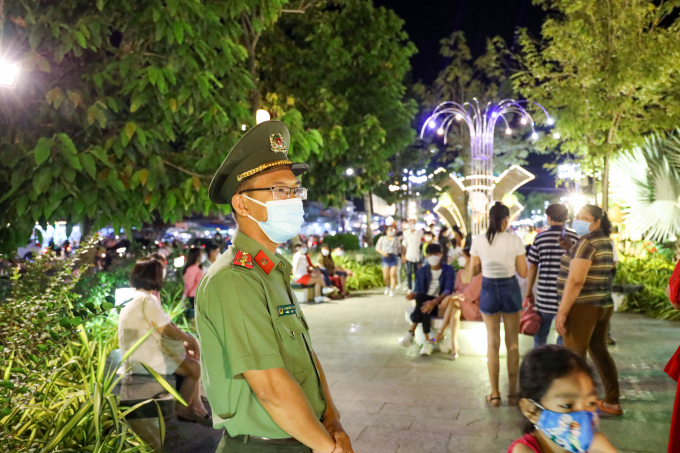 Lực lượng An ninh, Cảnh sát giao thông và Cảnh sát trật tự Công an quận Ninh Kiều đảm bảo an toàn cho người dân thành phố du xuân, đón Tết.