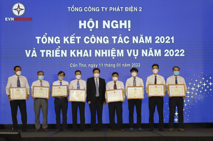 Ông Trương Hoàng Vũ thừa ủy quyền EVN trao bằng khen cho các tập thể hoàn xuất sắc nhiệm vụ 2021