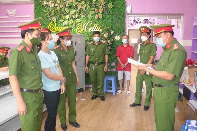 Cơ quan Cảnh sát điều tra Công an tỉnh Trà Vinh thi hành lệnh khám xét nơi làm việc của bị can Nguyễn Thị Cẩm Nguyên. Ảnh Cổng an Trà Vinh