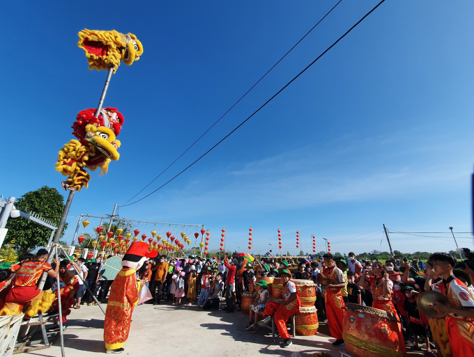 Hàng ngàn du khách đến tham quan và tham gia các trò chơi dân gian tại Phố Ông Lang (xã Giai Xuân, huyện Phong Điền).