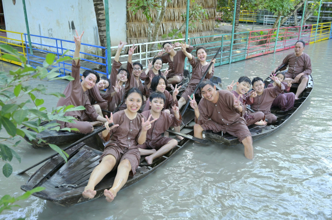 Các trò chơi sông nước miệt vườn thu hút các bạn trẻ tại Làng du lịch sinh thái Ông Đề (xã Mỹ Khánh, huyện Phong Điền)