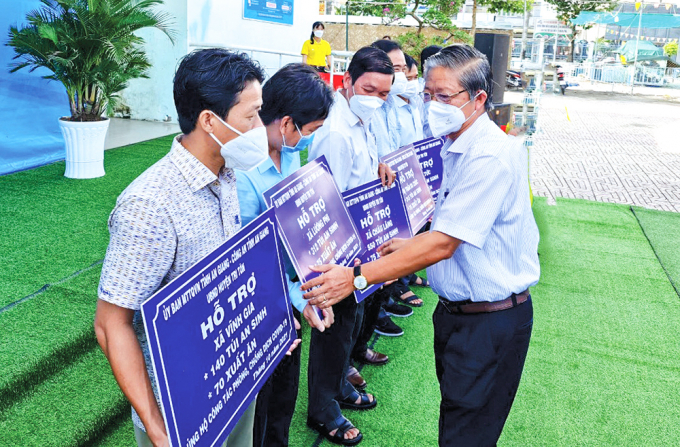 Bí thư Huyện ủy, Chủ tịch UBND huyện Tri Tôn Cao Quang Liêm trao hỗ trợ túi an sinh cho lao động ngoài tỉnh về quê