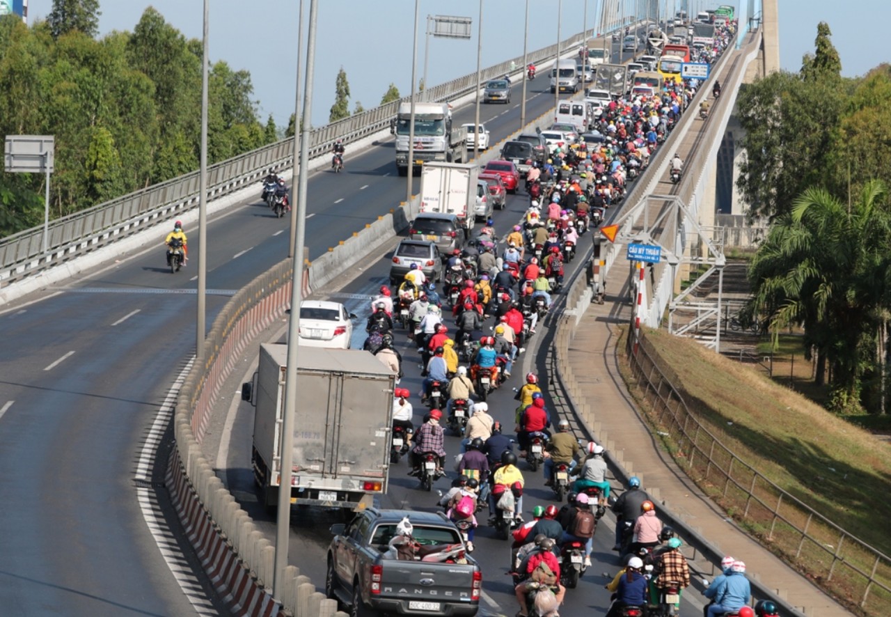 Cảnh ùn ứ phương tiện, do lượng người đổ về TPHCM làm việc sau khi kỳ nghỉ tết, xe kéo dài tại cầu Mỹ Thuận. Ảnh: QUỐC AN.
