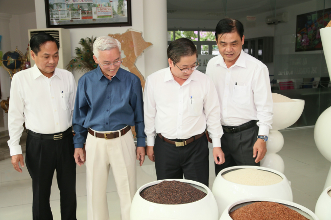 Ông Trần Việt Trường, Chủ tịch UBND thành phố và các lãnh đạo thành phố tham quan, thăm hỏi tình hình sản xuất năm qua và định hướng trong năm mới 2022 của Công ty CP nông nghiệp Công nghệ cao Trung An. Ảnh Trung Phạm
