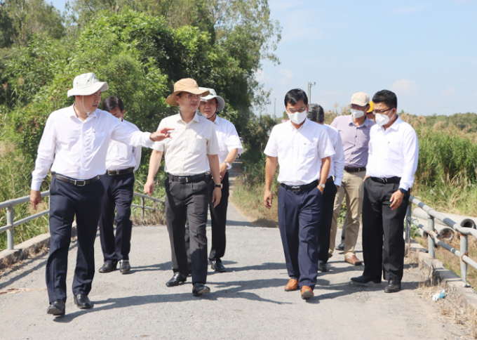 Lãnh đạo tỉnh thị sát công trình thuộc Dự án Hệ thống giao thông kết nối hạ tầng du lịch và nông nghiệp tỉnh Đồng Tháp.