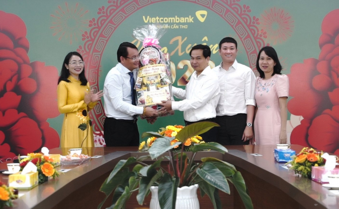 Ông Lê Quang Mạnh, Bí thư Thành ủy Cần Thơ trao tặng quà và gửi lời chúc mừng năm mới đến tập thể Vietcombank Cần Thơ. Ảnh Quang Vinh