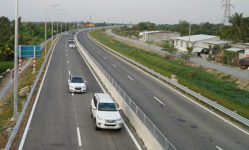 Xe lưu thông trên cao tốc Trung Lương - Mỹ Thuận dịp tết 2022