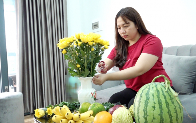 Chị Phạm Mai Phương, Phòng Công tác đảng và công tác chính trị Công an tỉnh An Giang phấn khởi chuẩn bị đón Tết trong ngôi nhà mới.