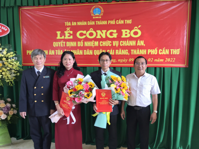 Ông Thái Quang Hải - Chánh án TAND thành phố; ông Lê Đức Toàn - Phó Bí thư thường trực, Chủ tịch HĐND quận Cái Răng tặng hoa chúc mừng các nhân sự vừa được bổ nhiệm.