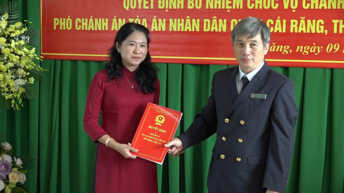 Ông Thái Quang Hải trao quyết định bổ nhiệm chức vụ Chánh án TAND quận Cái Răng cho bà Thái Mỹ Nhung.