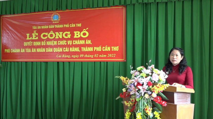 Bà Thái Mỹ Nhung - tân Chánh án TAND quận Cái Răng phát biểu cam kết hoàn thành tốt nhiệm vụ.