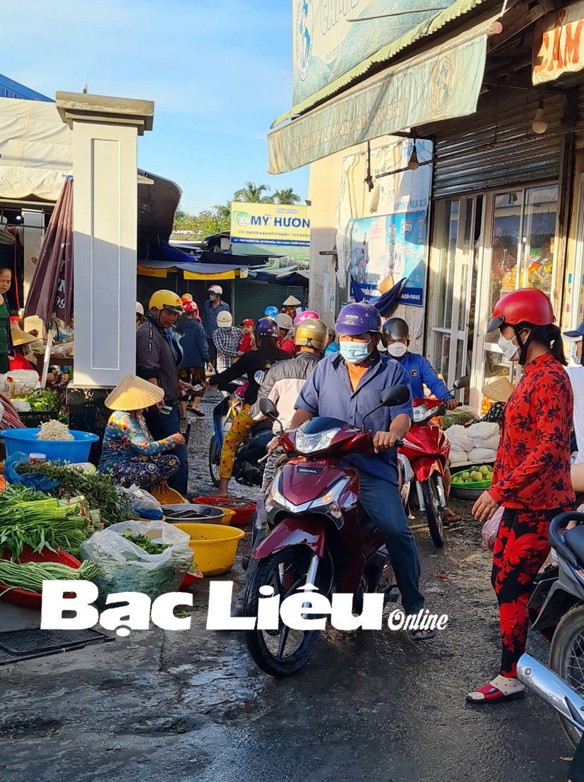 Người dân mua thực phẩm tại chợ Trưởng Tòa (xã Vĩnh Thanh, huyện Phước Long) vào mùng 6 Tết. Ảnh: T.Q
