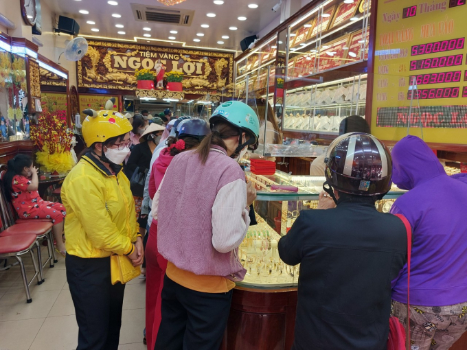 Nhiều người đến xếp hàng để mua vàng cầu may ngày vía Thần Tài tại một cửa hiệu bán vàng.